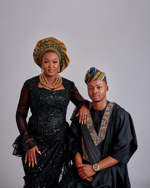 Free Portrait of an elegant African couple in traditional Yoruba attire, showcasing cultural heritage. Stock Photo