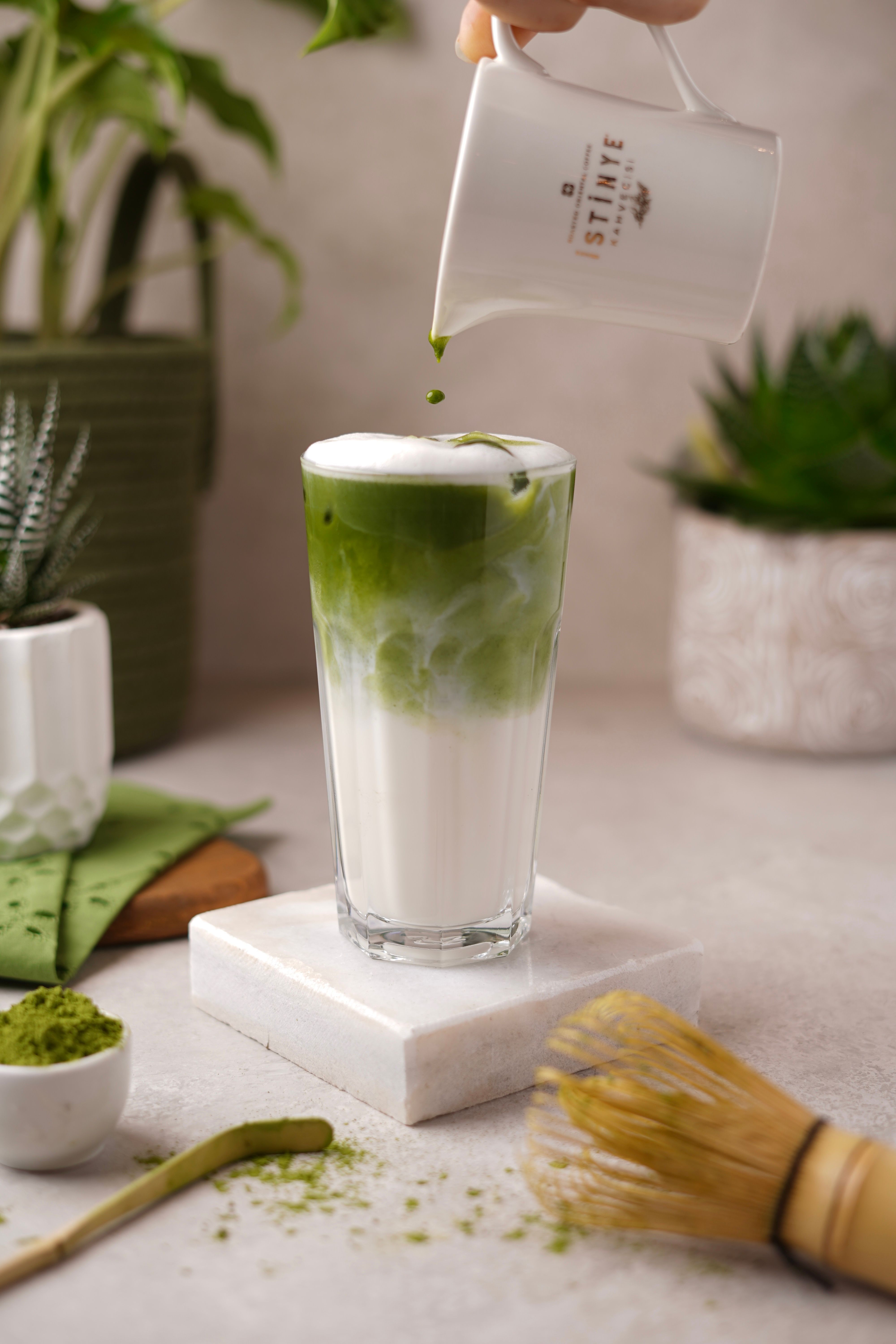 De franc Cafè amb llet matcha gelat preparat amb te verd vibrant abocat sobre llet cremosa. Un refresc perfecte per a la tarda. Foto d'estoc