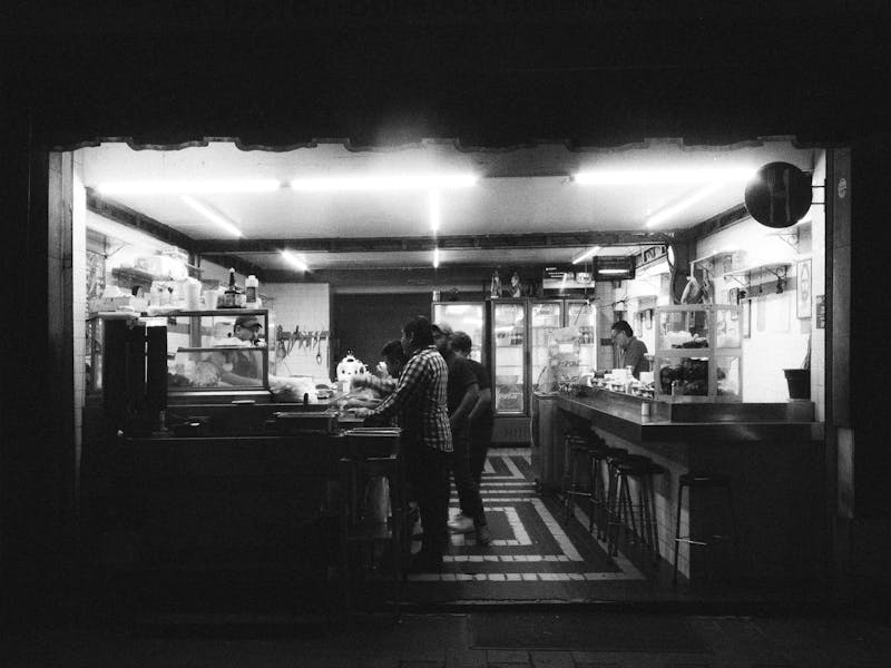 Vibrante scène nocturne au stand de tacos de Leon