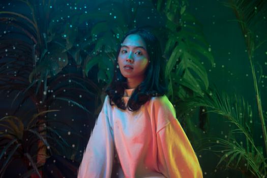 一幅女人的艺术肖像，在五颜六色的灯光和梦幻般的氛围中，唤起幻想的心情