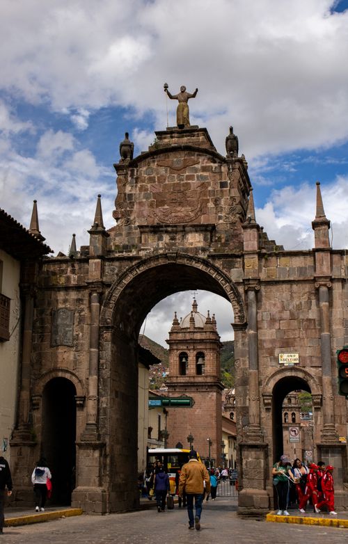 Free Stone arch gate in Cusco's historic center, showcasing colonial architecture under a cloudy sky. Stock Photo