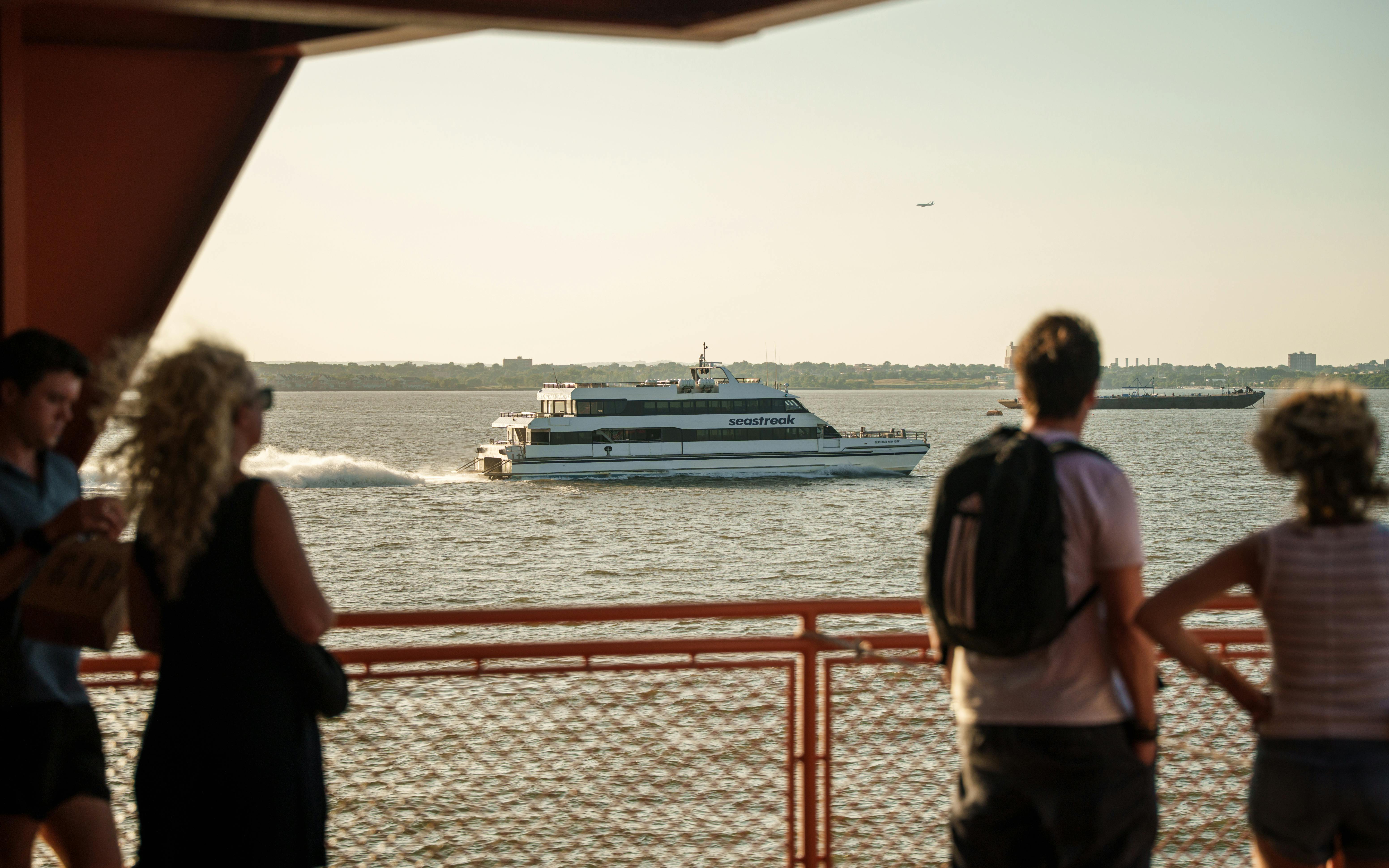 New York Times subscriptions boosted by bundling of news and lifestyle content — Photo by Jesse R on Pexels