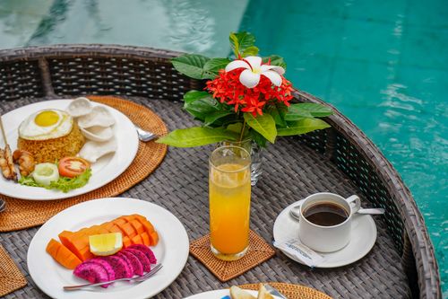 Petit-déjeuner flottant au bord d’une piscine