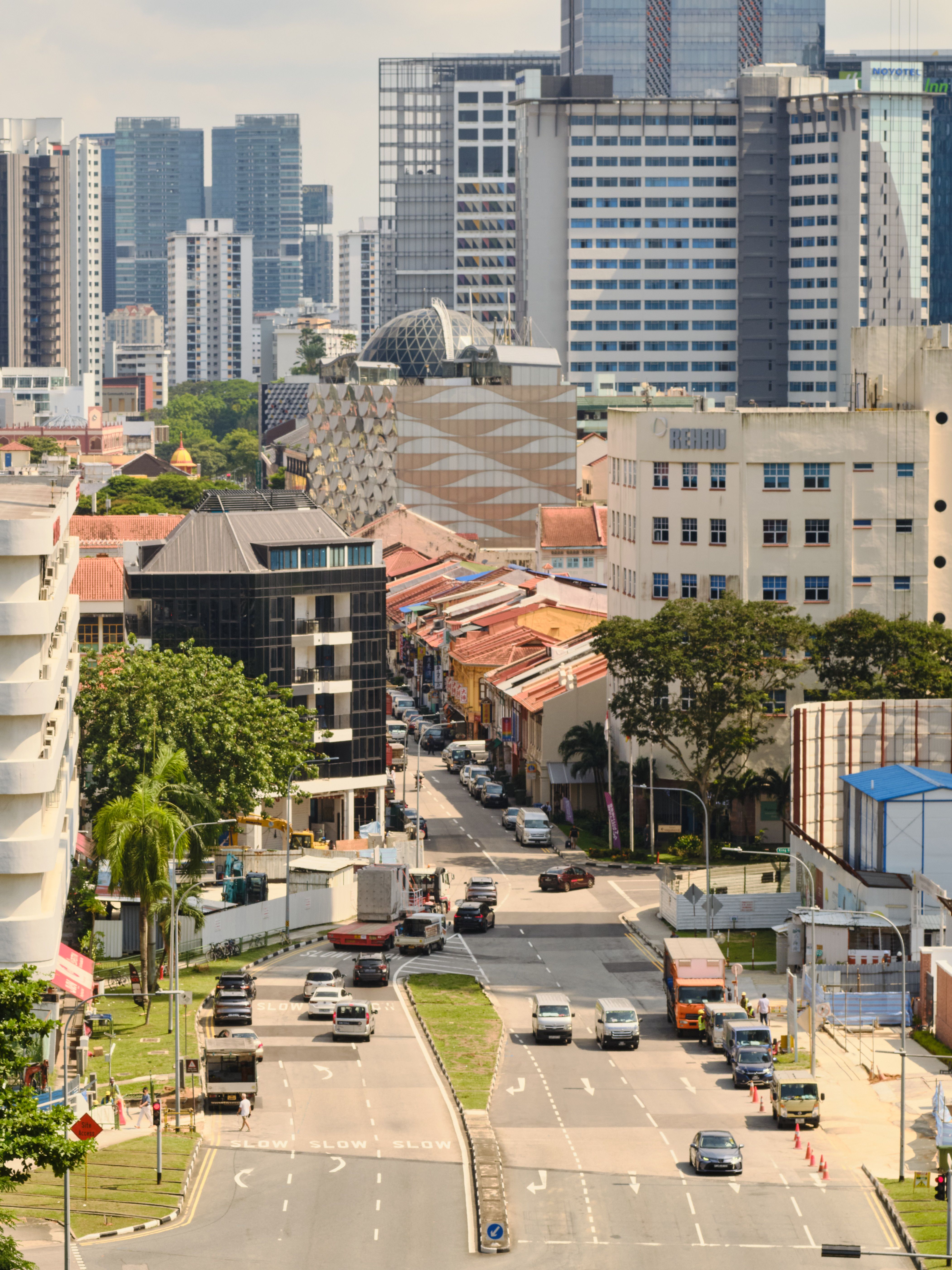 Pemandangan Kota Yang Ramai Dengan Gedung Gedung Tinggi Dan Jalanan