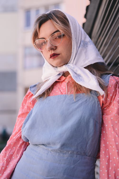 Femme Appuyée Sur Le Mur