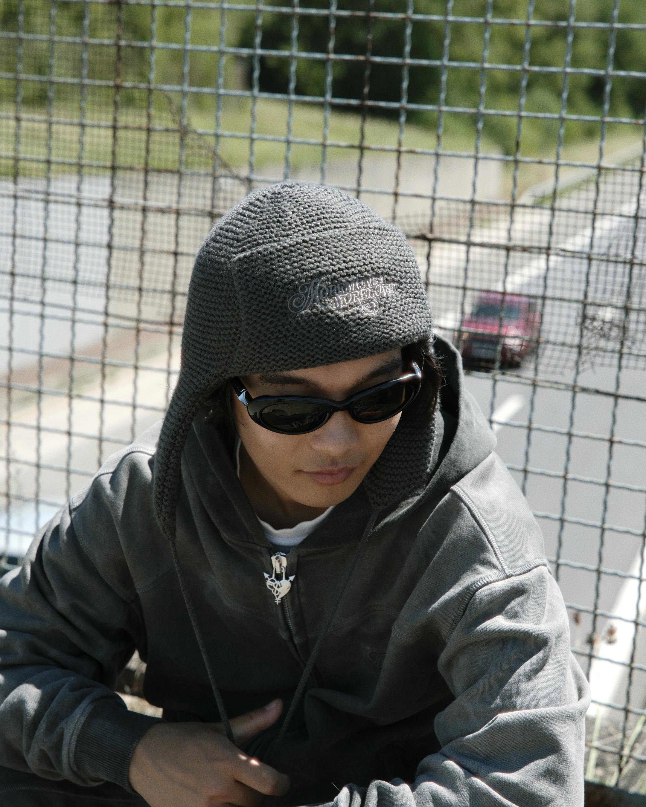 grátis O estilo casual de rua captura a vibração jovem urbana em um dia ensolarado. Foto profissional