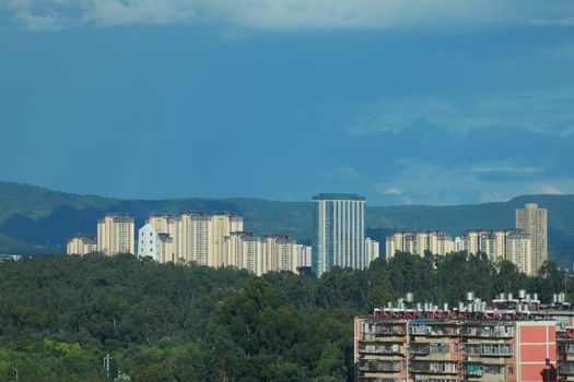 地震波（P波和S波）在地球内部传播速度随深度变化的曲线图