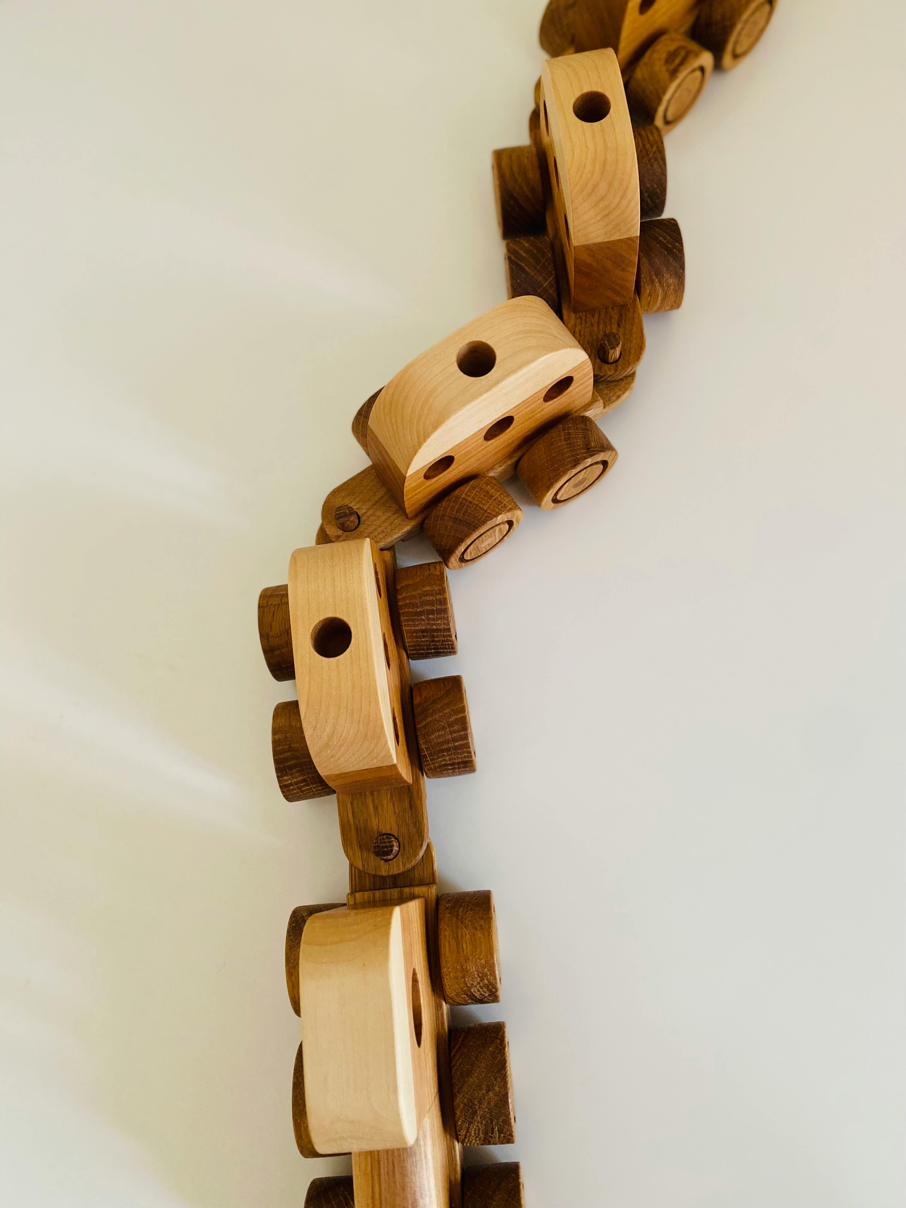 Gratis Disposizione artistica di vagoni di trenini in legno su uno sfondo bianco, stile minimalista. Foto a disposizione