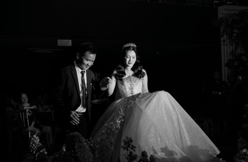 Free Bride and groom elegantly posed at a wedding, captured in monochrome. Stock Photo