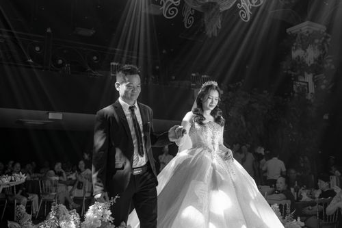 Free A bride and groom share a graceful dance at their wedding in elegant attire. Stock Photo