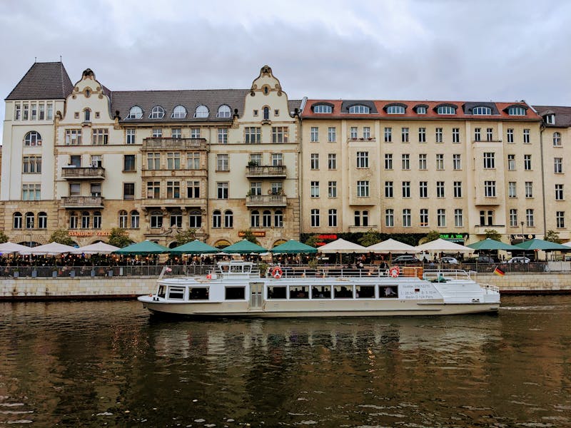 Excursion en bateau le long d'une rive historique
