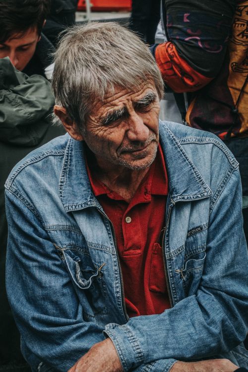 Free Portrait of an elderly man in a denim jacket, deep in thought, showcasing the wisdom of age. Stock Photo