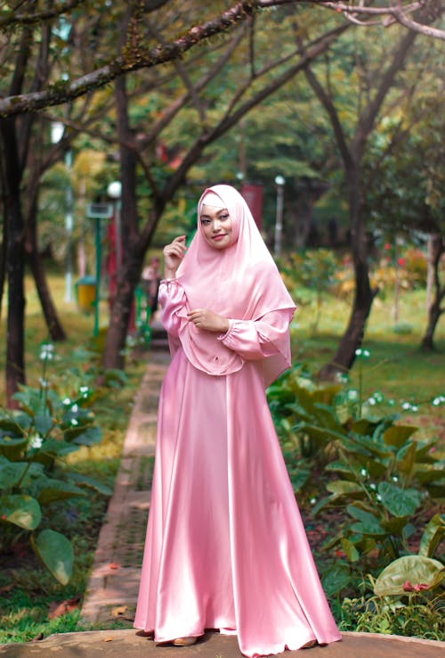 Frau, Die Rosa Abaya Kleid Trägt