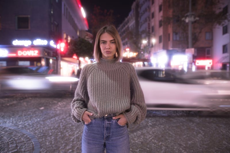 Femme dans un décor urbain nocturne avec flou de mouvement