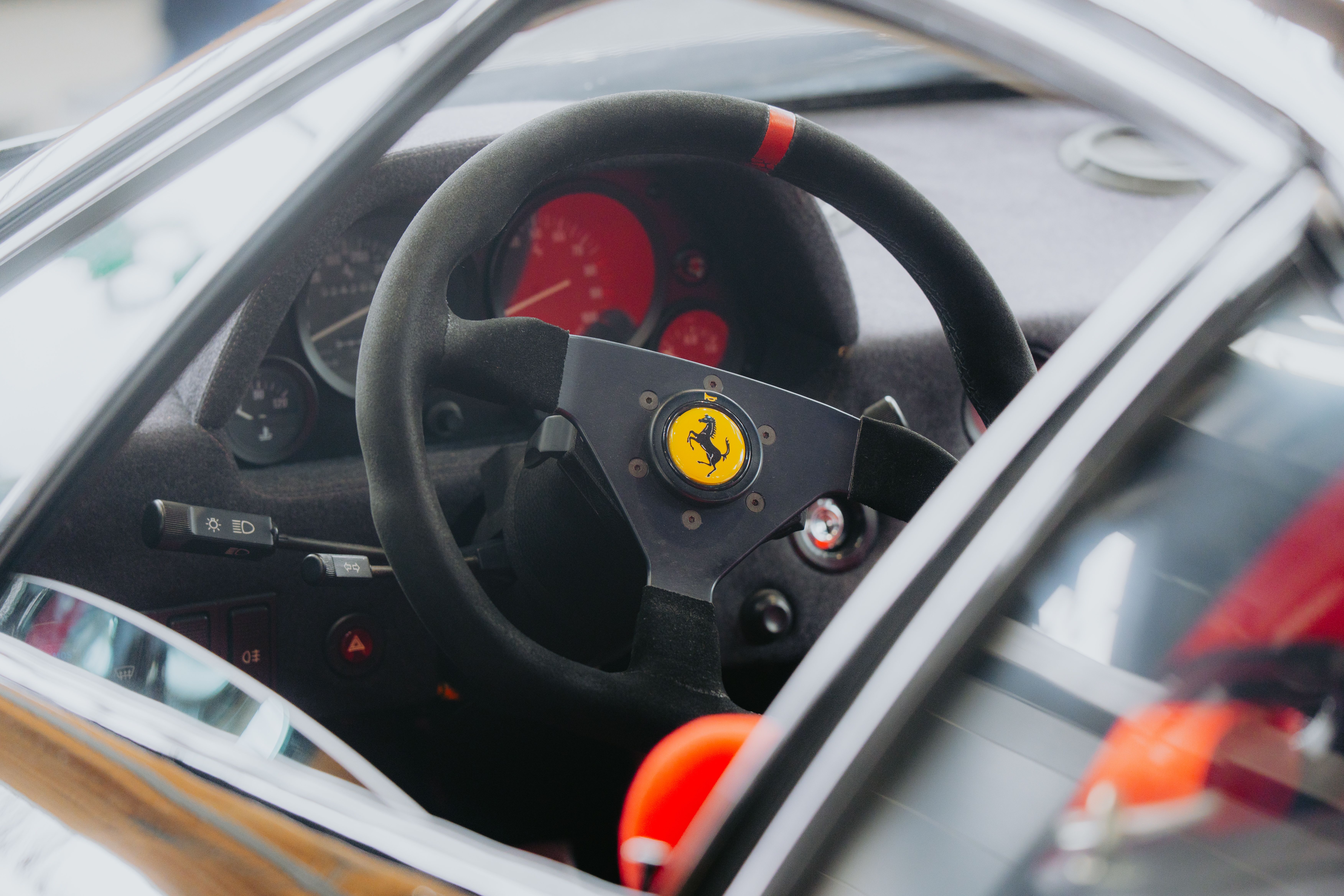 Imajen interiór karru Ferrari Luce ho seitu komfortável no teknolojia aas, hatudu inovasaun desportu automóvel