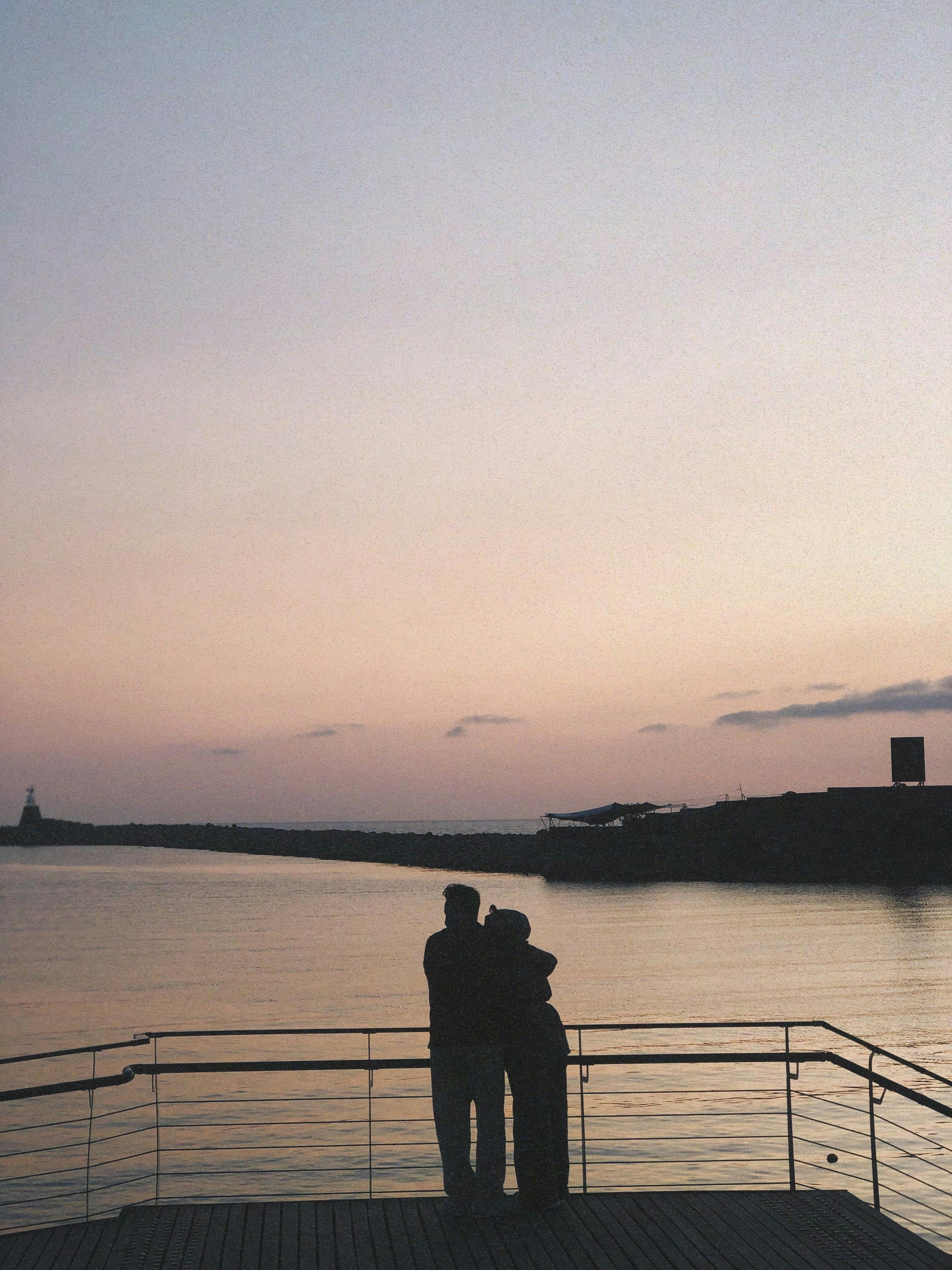 Straßenszene am Straßenrand mit warmen Sonnenuntergangstönen und körnigem Film-Look