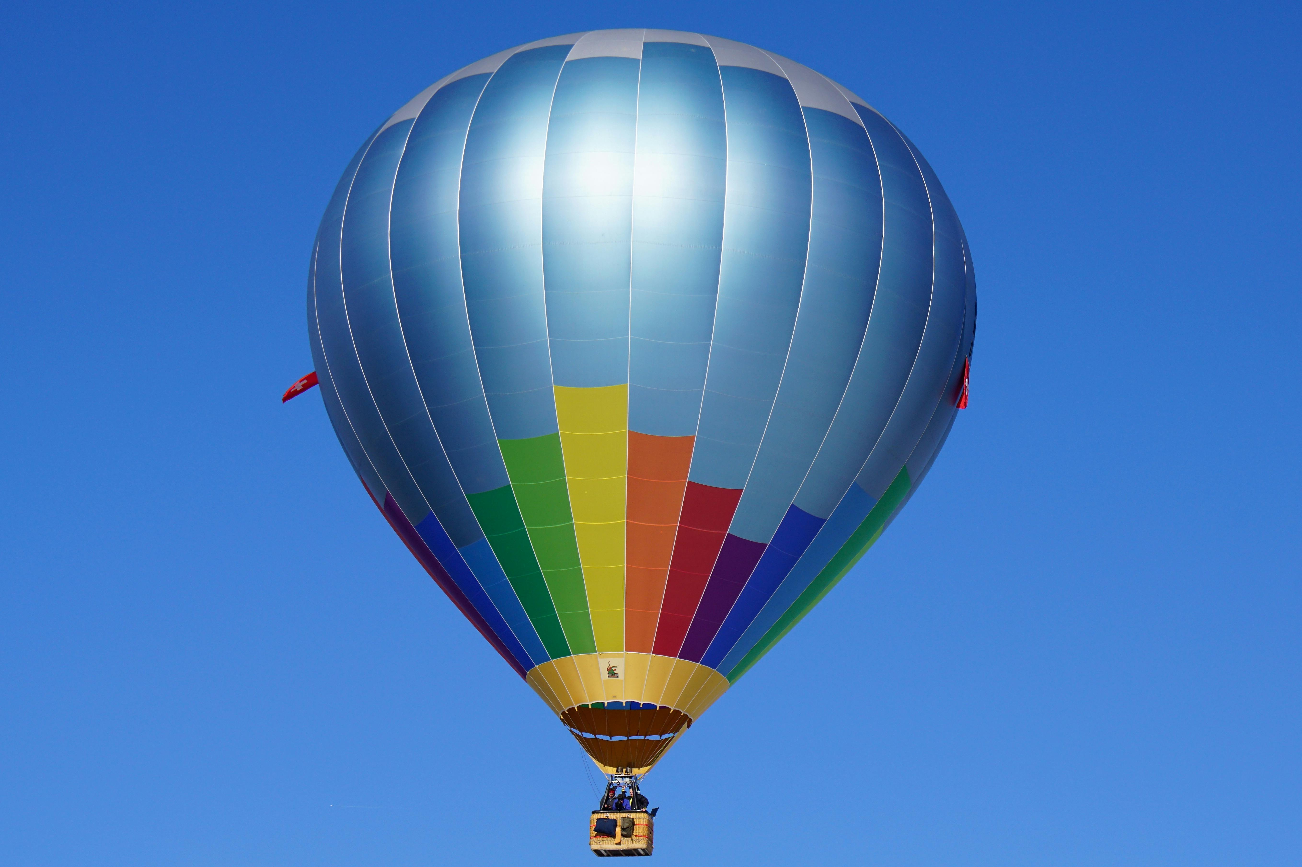 Ballons D'air Chaud Colorés Lumineux Volant Dans Le Ciel Bleu