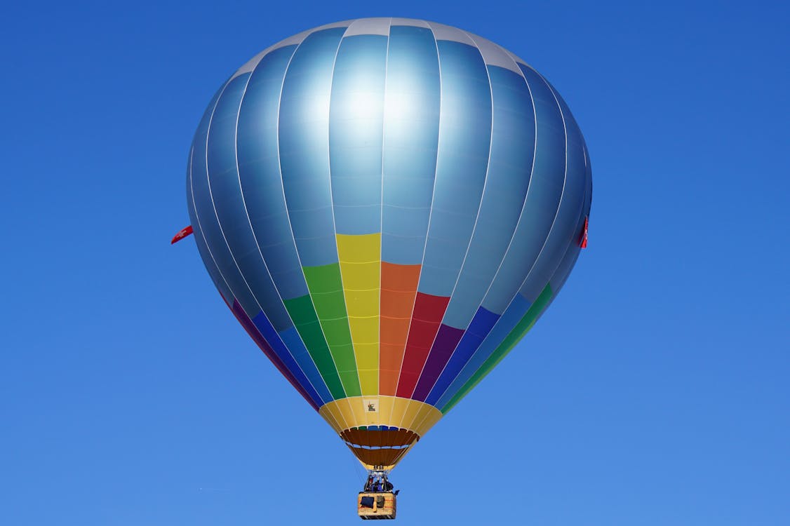 Ballon à Air Chaud Flottant Dans La Vue Nuageuse De Ciel Bleu Ciel
