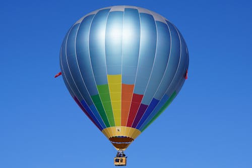 Balon Na Ogrzane Powietrze Lecący Na Tle Błękitnego Nieba