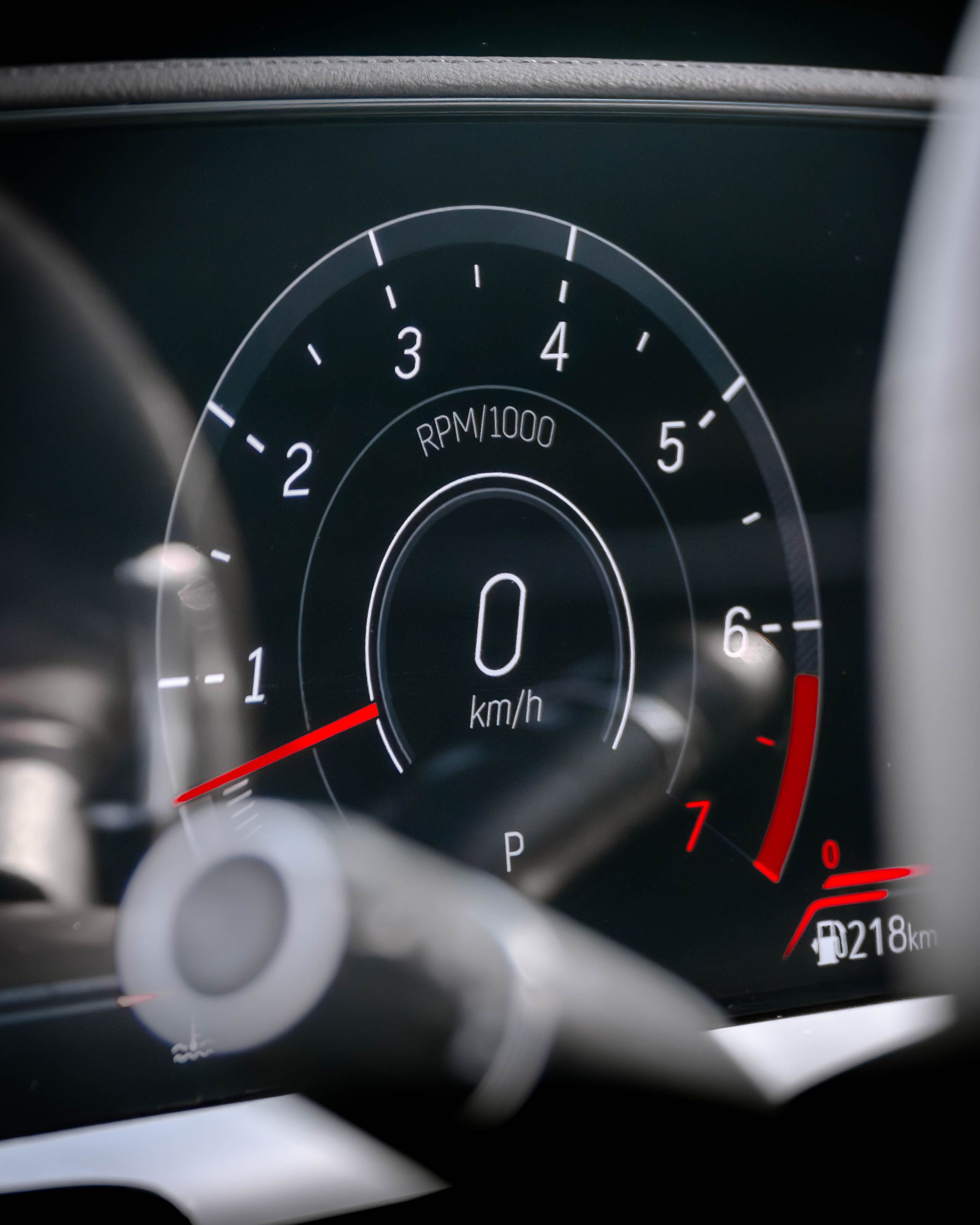 Painel Do Carro Com Velocímetro E Display De Rpm · Foto profissional ...