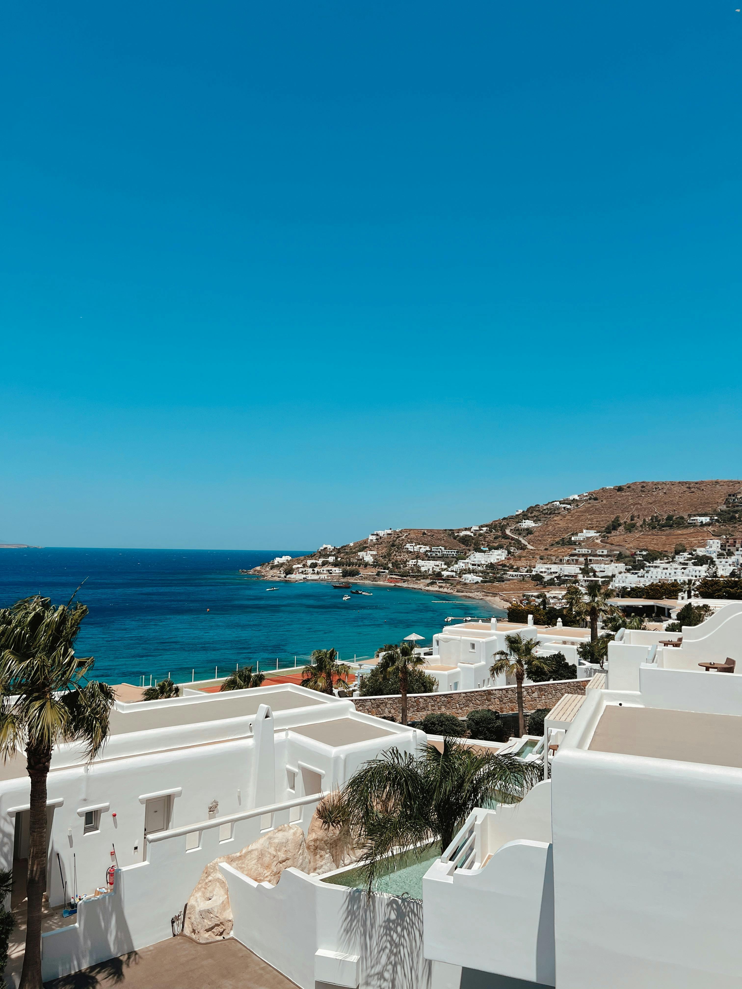 Mykonos plajı, turkuaz deniz, beach club, şemsiye ve şezlong, lüks tatil atmosferi