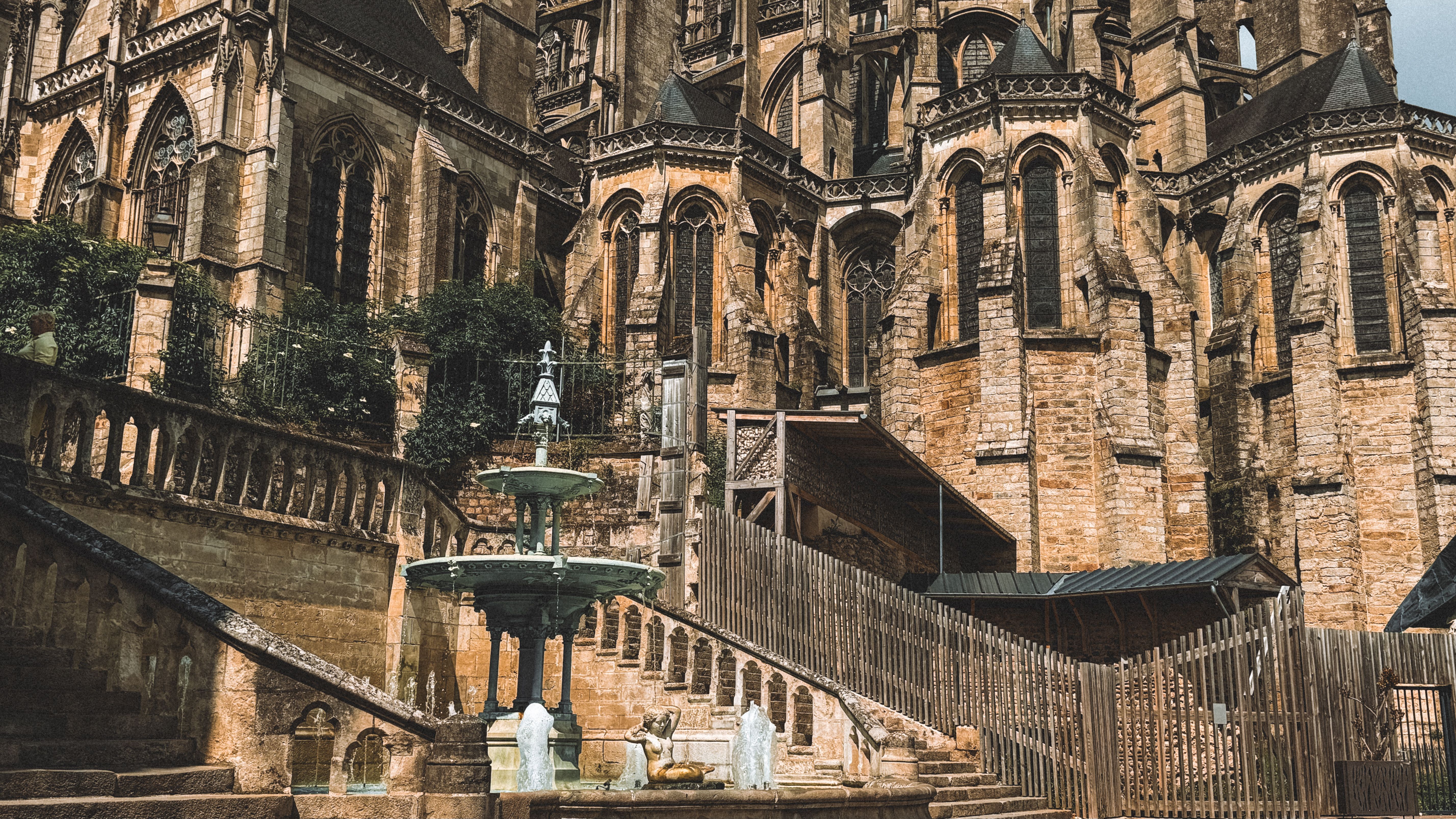 Le Secret des Escaliers qui S’Allongent dans le Manoir des Marches Infinies : Quand les Pas Mènent à