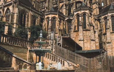 Découvrez l'étonnante architecture gothique d'une cathédrale du Mans, en France.