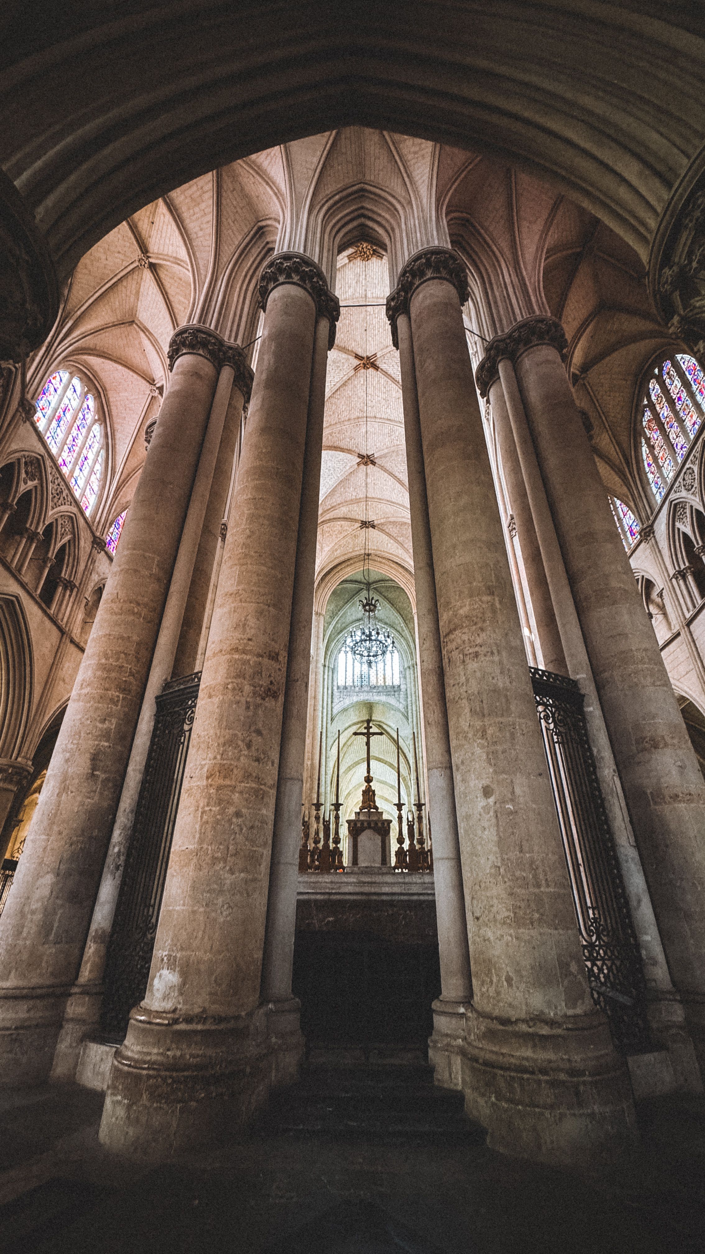 int-rieur-de-la-cath-drale-gothique-avec-de-hautes-colonnes-en-pierre