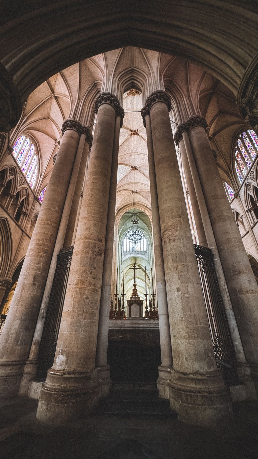 Int rieur De La Cath drale Gothique Avec De Hautes Colonnes En Pierre int-rieur-de-la-cath-drale-gothique-avec-de-hautes-colonnes-en-pierre