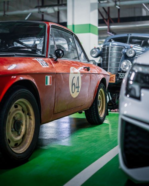 Free A collection of vintage cars showcased indoors, highlighting classic automotive design. Stock Photo