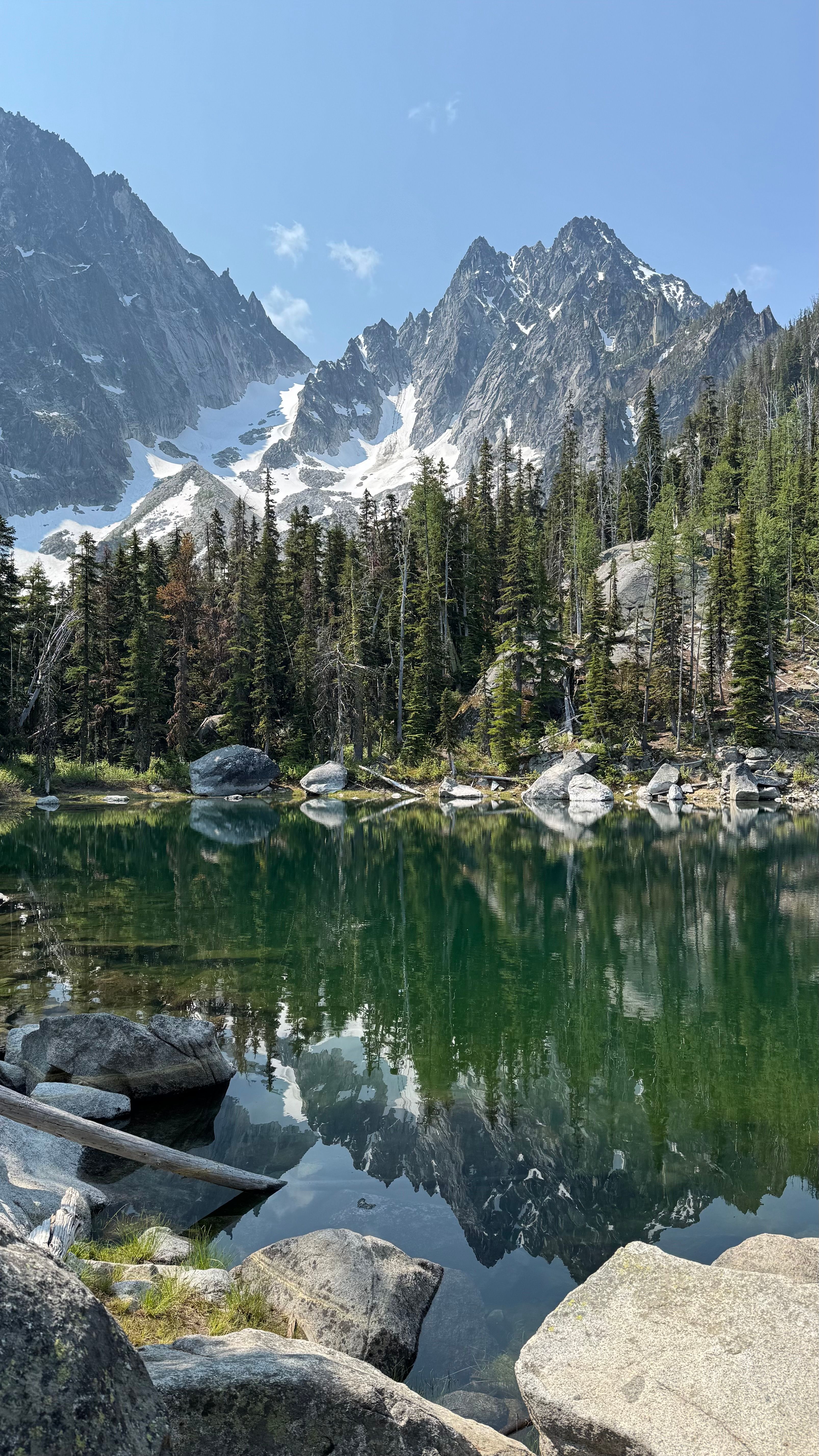 Stunning Mountain Lake with Alpine Reflections · Free Stock Photo