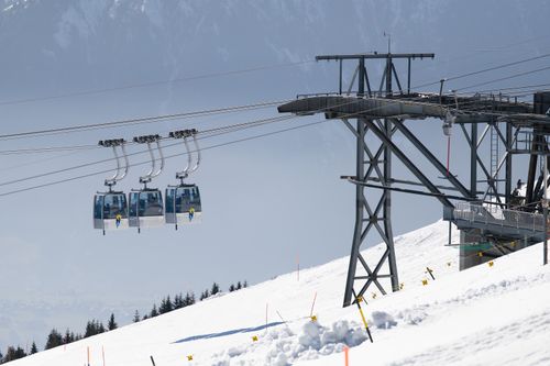 Free Scenic view of cable cars ascending snowy Alps, ideal for winter adventures. Stock Photo