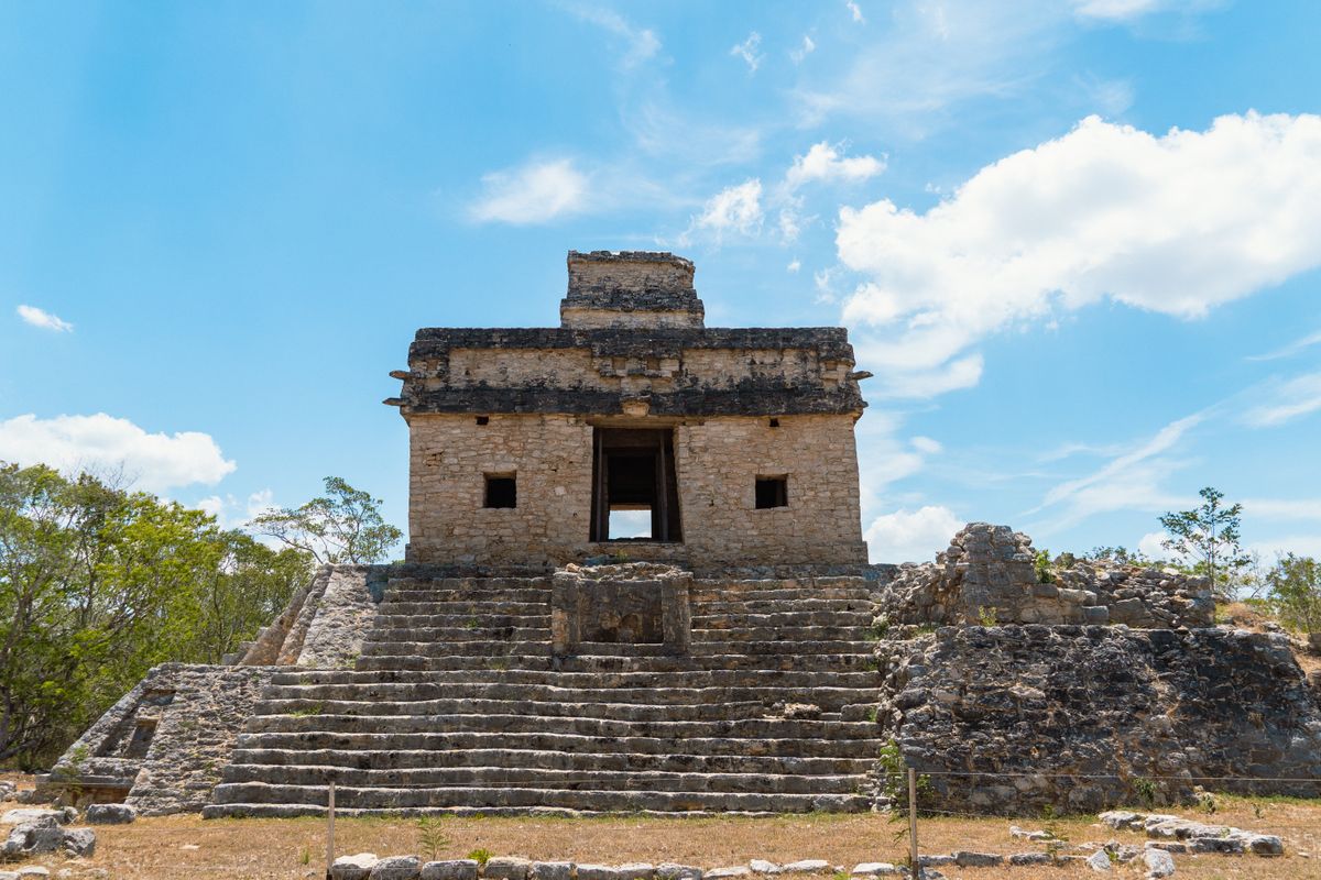 Explore el icónico Templo de las Siete Muñecas en Dzibilchaltún, destacando Maya