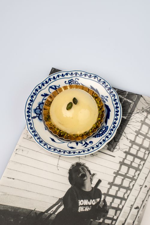 Free Elegant French pastry captured on a decorative plate, set against artistic, monochrome backdrop. Stock Photo