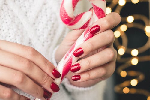 Nahaufnahmefoto Der Person, Die Zuckerstange Hält