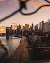 在日落时分，捕捉以布鲁克林大桥和充满活力的城市氛围为特色的纽约市标志性天际线