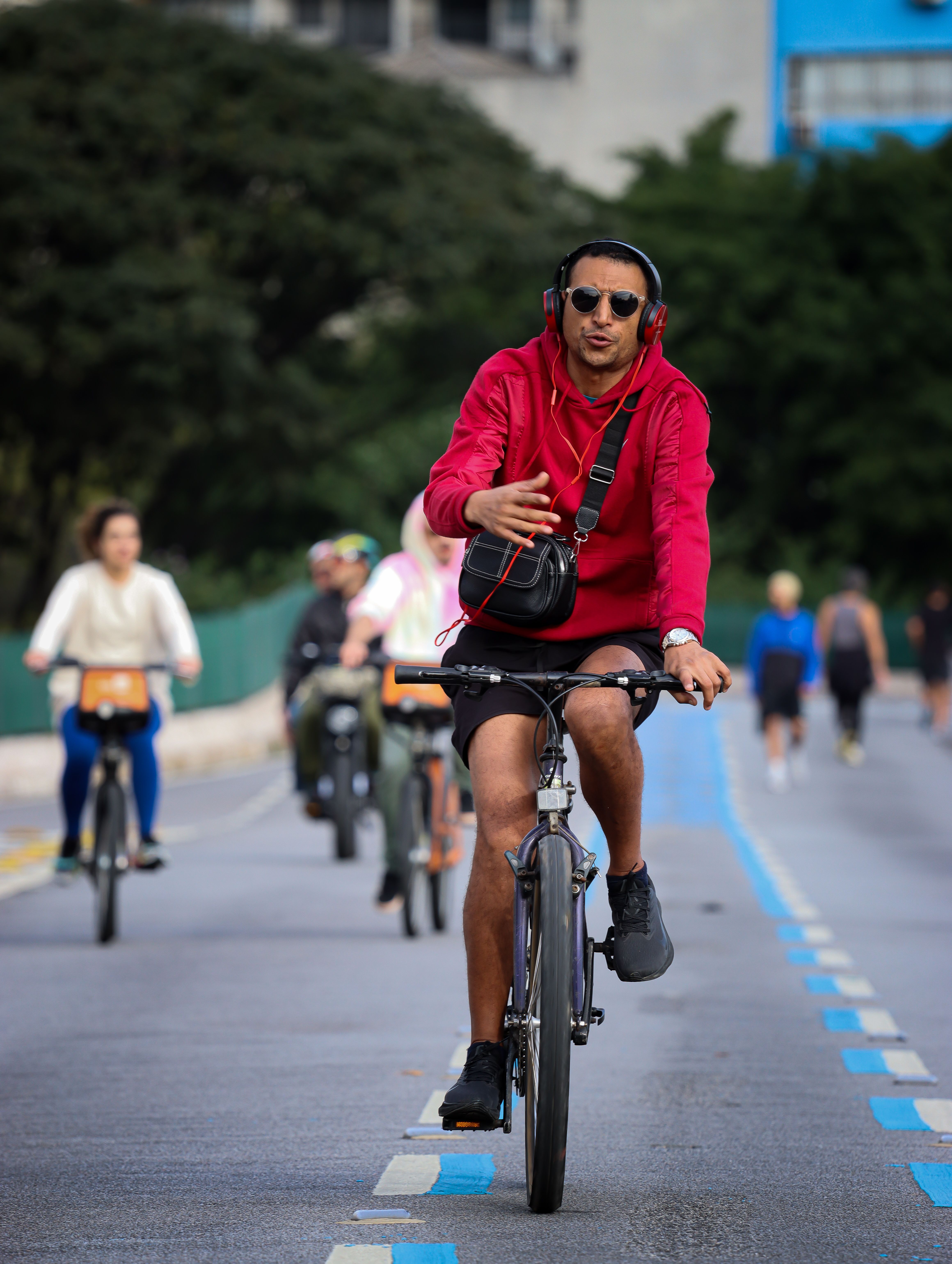 Urban Cyclist Riding in the City · Free Stock Photo