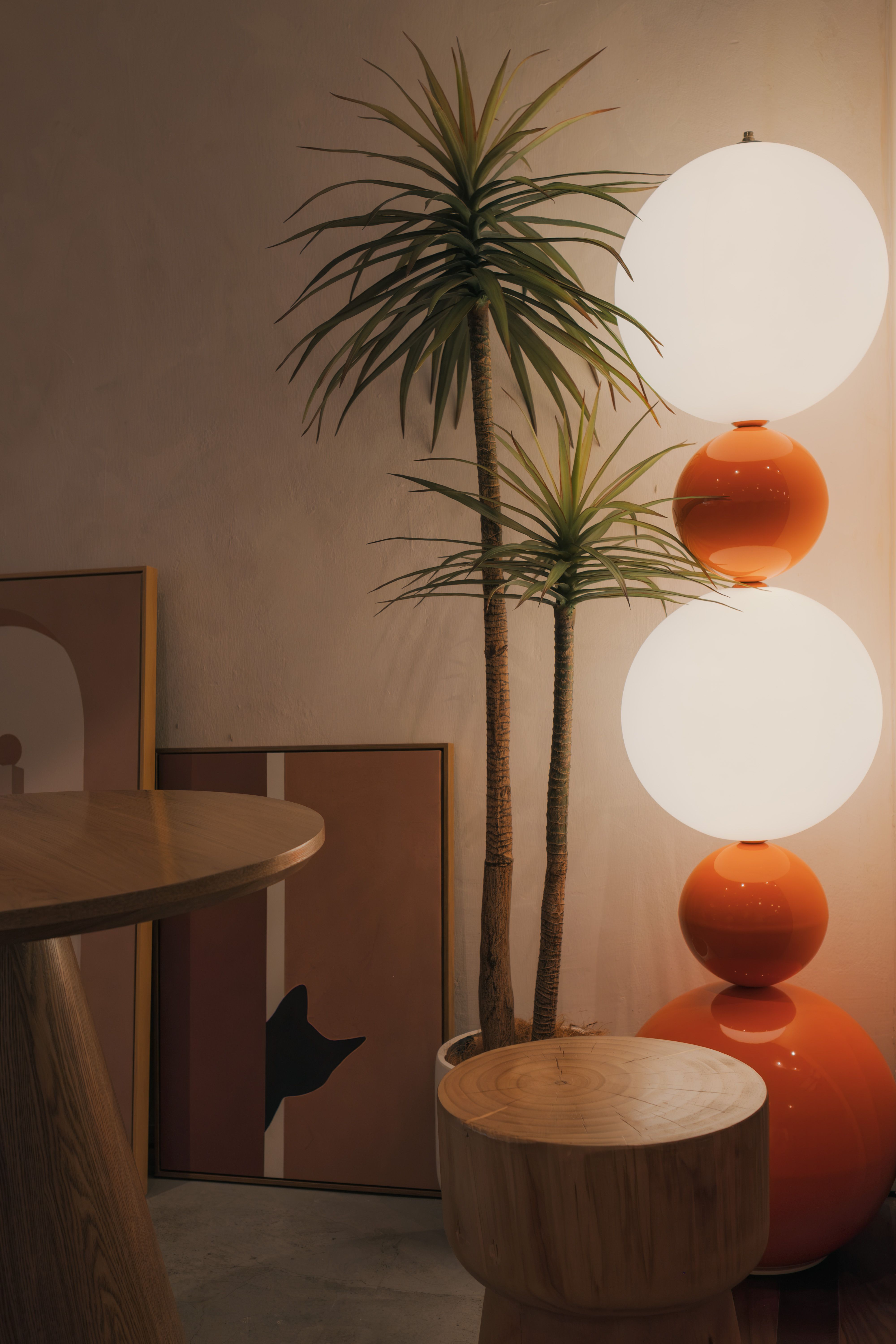 Fotomural Interior moderno y cálido con decoración artística, arte abstracto e iluminación única.