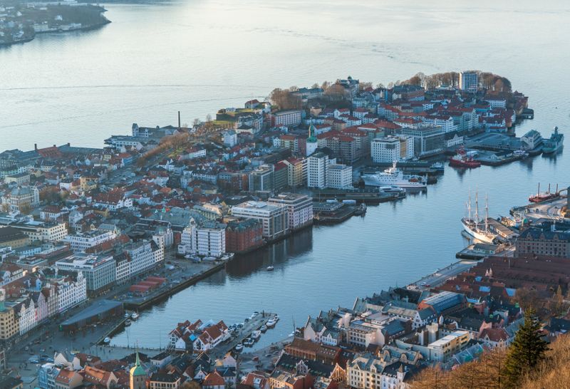 Vedere de sus asupra portului și orașului Bergen, Norvegia