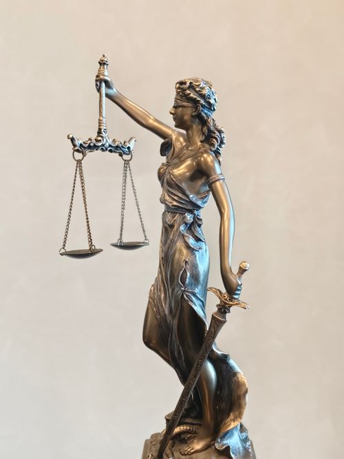 Estátua Da Dama Da Justiça Com Balança E Espada Em Istambul · Foto ...