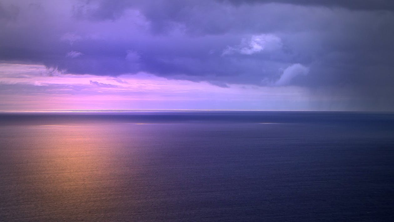 Vista Panorâmica Do Céu Dramático Sobre O Mar
