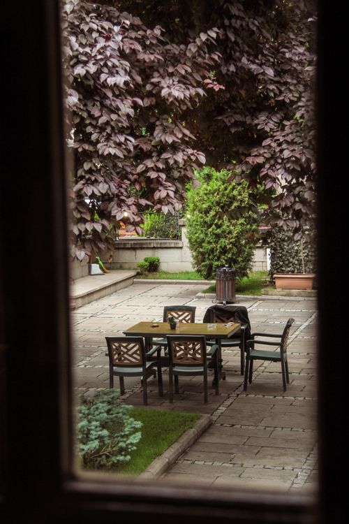 Free Peaceful outdoor café setting in Ankara, Türkiye, showcasing greenery and inviting seating area. Stock Photo