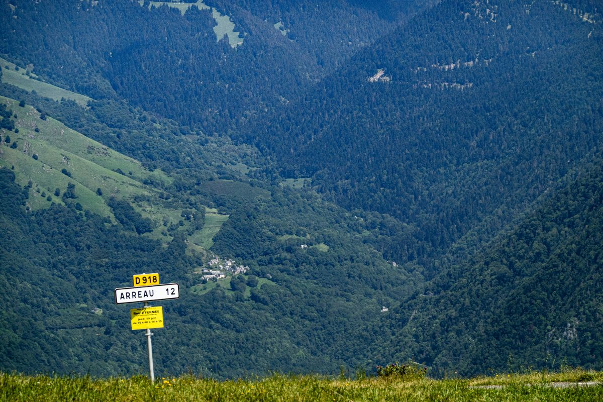 Peisaj montan cu un indicator rutier spre Arreau