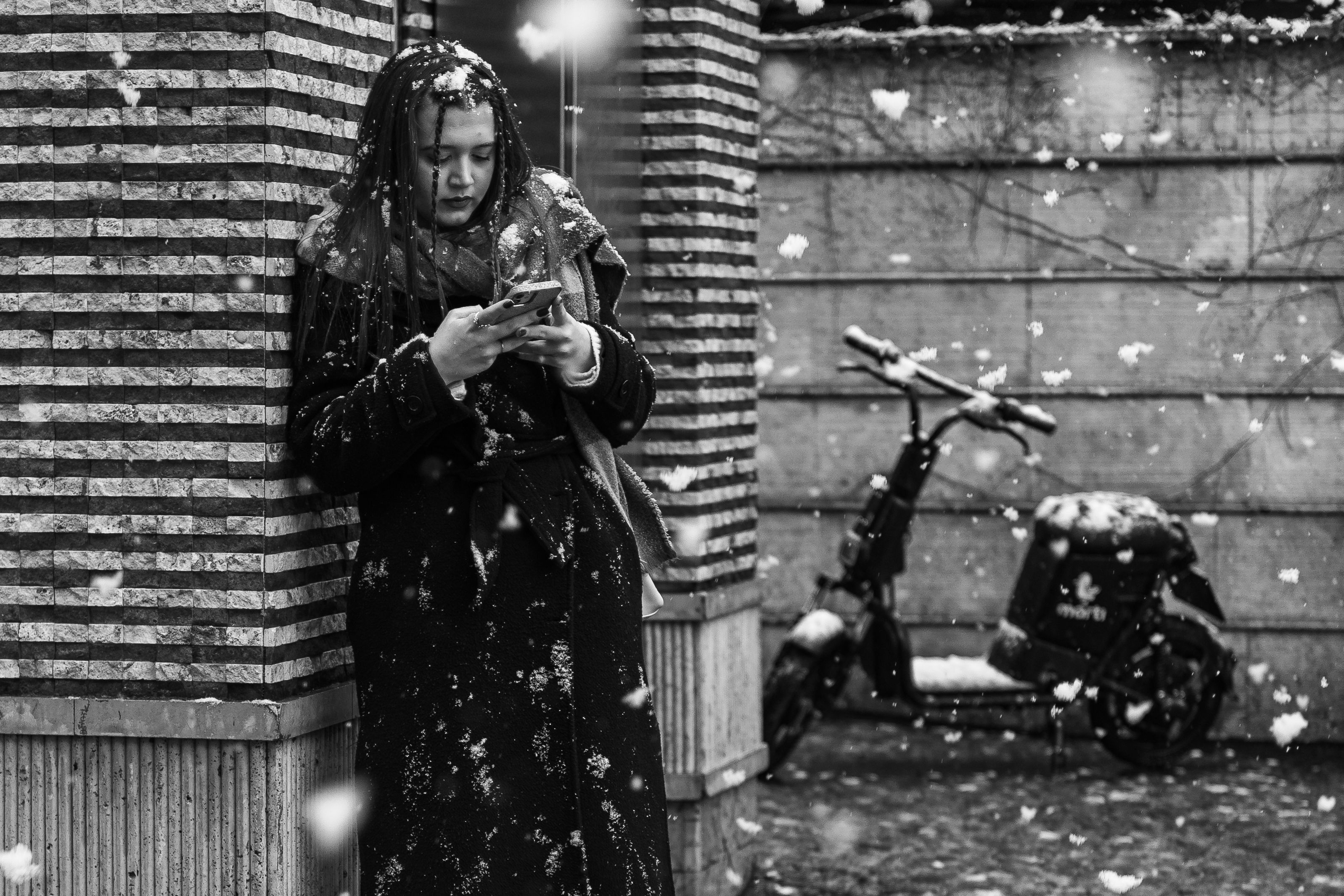 Frau mit Smartphone in Shanghai