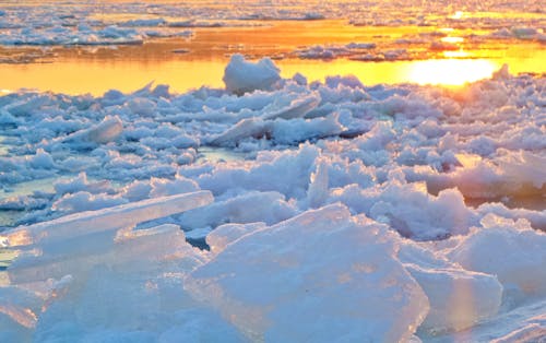 бесплатная Вид на замерзшее озеро во время заката Стоковое фото