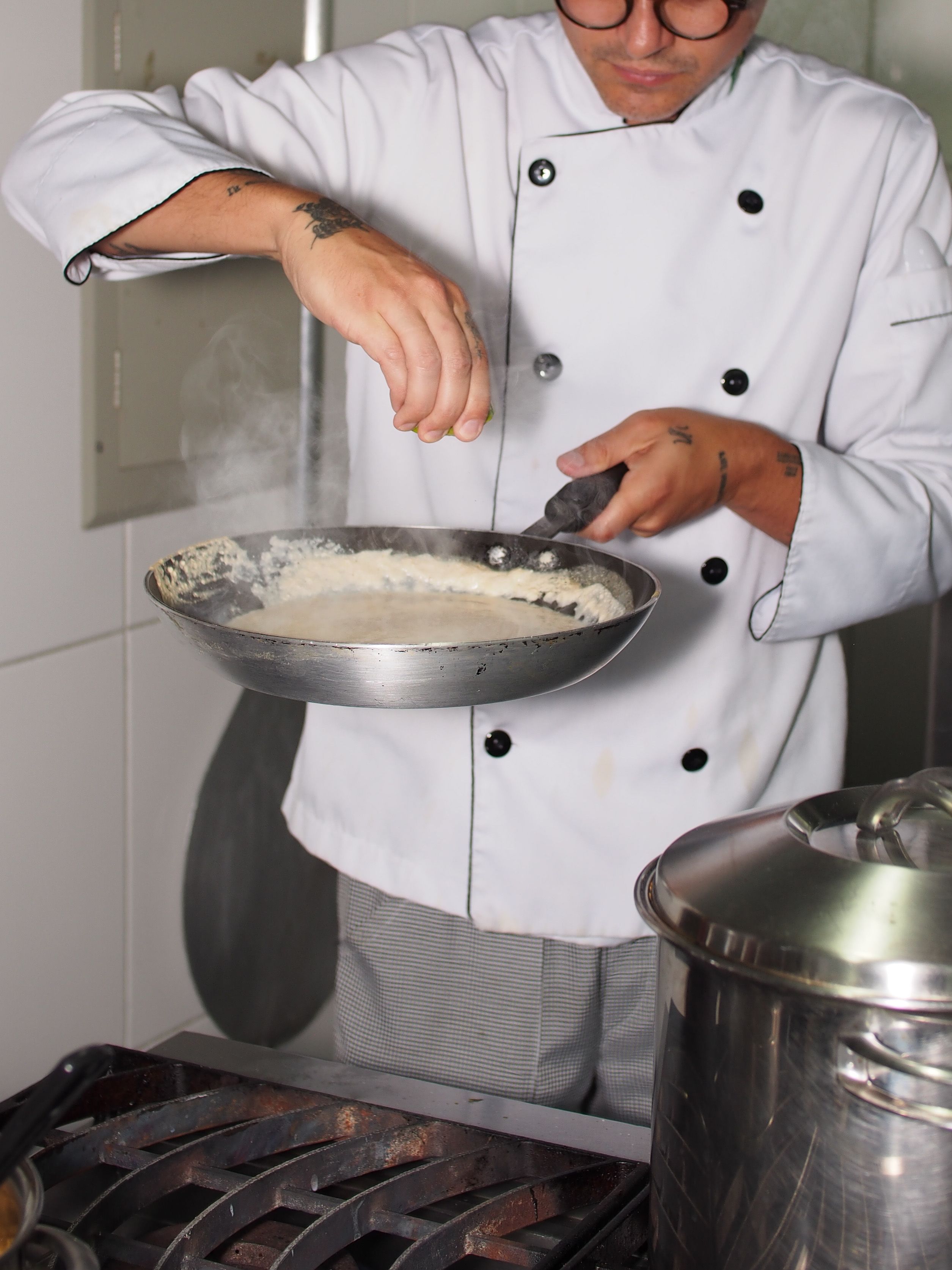 Koki Mempersiapkan Hidangan Di Dapur Profesional · Foto Stok Gratis