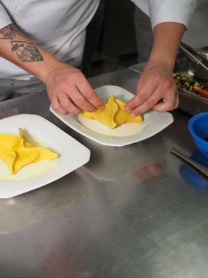 Technique clip: chef's hands shaping the crisp on a steel bench — photo by Daigoro Folz on Pexels