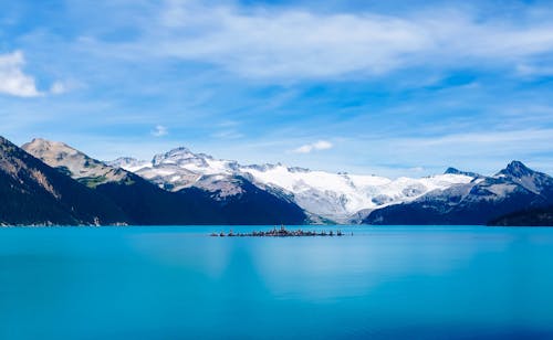 Vista Panorámica Del Lago Congelado Contra La Cordillera
