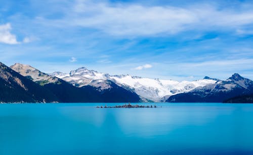 反对山脉的冻湖的风景