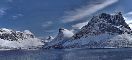 山脈に対する湖の美しい景色